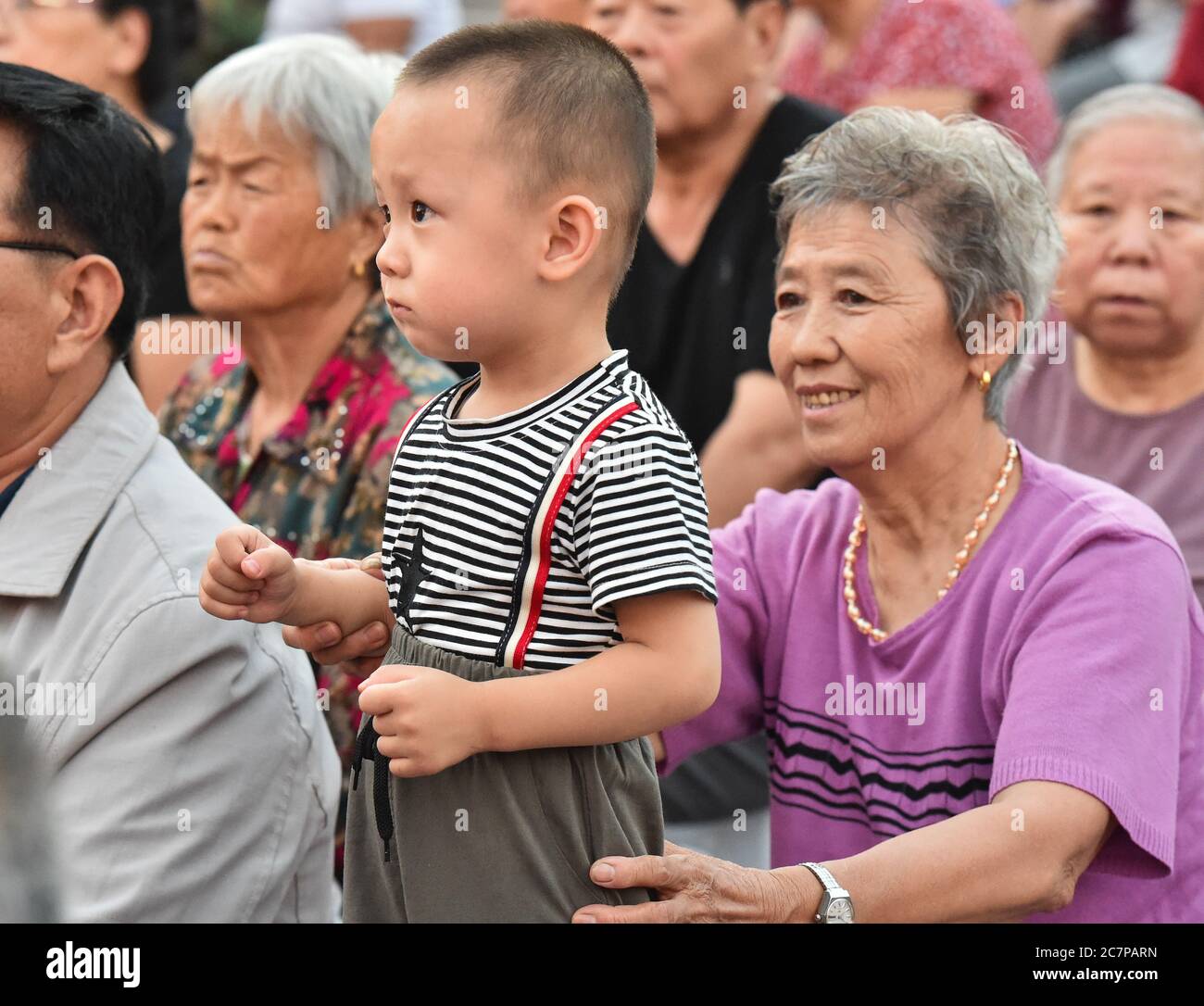 Taiyuan, provincia cinese di Shanxi. 18 luglio 2020. Gli abitanti del villaggio guardano una performance a Houcun Township, Contea di Yangqu di Taiyuan, provincia di Shanxi, nella Cina del nord, il 18 luglio 2020. Varie performance ed eventi di intrattenimento sono stati realizzati nelle zone rurali di Taiyuan per arricchire la vita quotidiana della gente del posto. Credit: Chai Ting/Xinhua/Alamy Live News Foto Stock