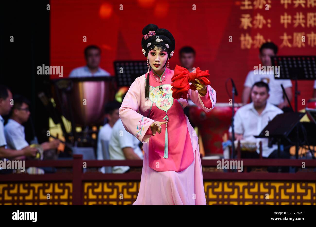 Taiyuan, provincia cinese di Shanxi. 18 luglio 2020. Un artista si esibisce a Houcun Township, nella Contea di Yangqu di Taiyuan, nella provincia di Shanxi, nella Cina del nord, il 18 luglio 2020. Varie performance ed eventi di intrattenimento sono stati realizzati nelle zone rurali di Taiyuan per arricchire la vita quotidiana della gente del posto. Credit: Chai Ting/Xinhua/Alamy Live News Foto Stock