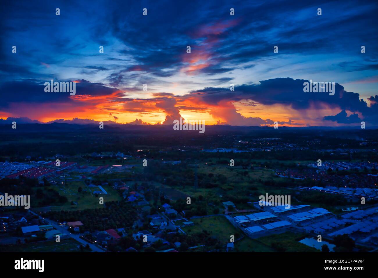 Questa foto unica mostra il paesaggio posteriore di Hua Hin in Thailandia durante un tramonto con un cielo grande. È anche possibile vedere una catena montuosa sul retro. Foto Stock