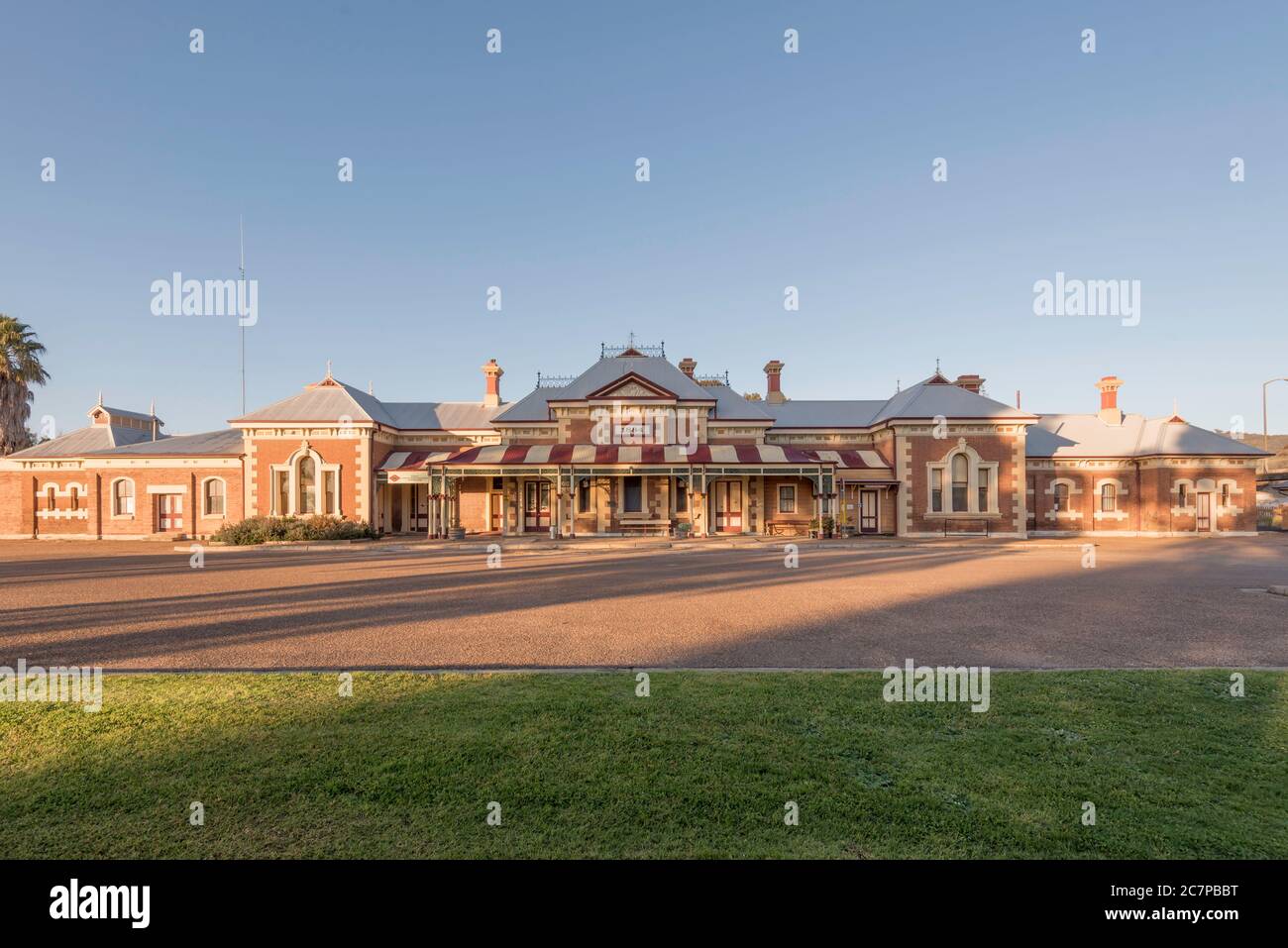 La stazione ferroviaria di Mudgee è un esempio di una stazione di terminal di prima classe costruita nel 1884 con un esotico design vittoriano con un tetto dell'impero francese Foto Stock