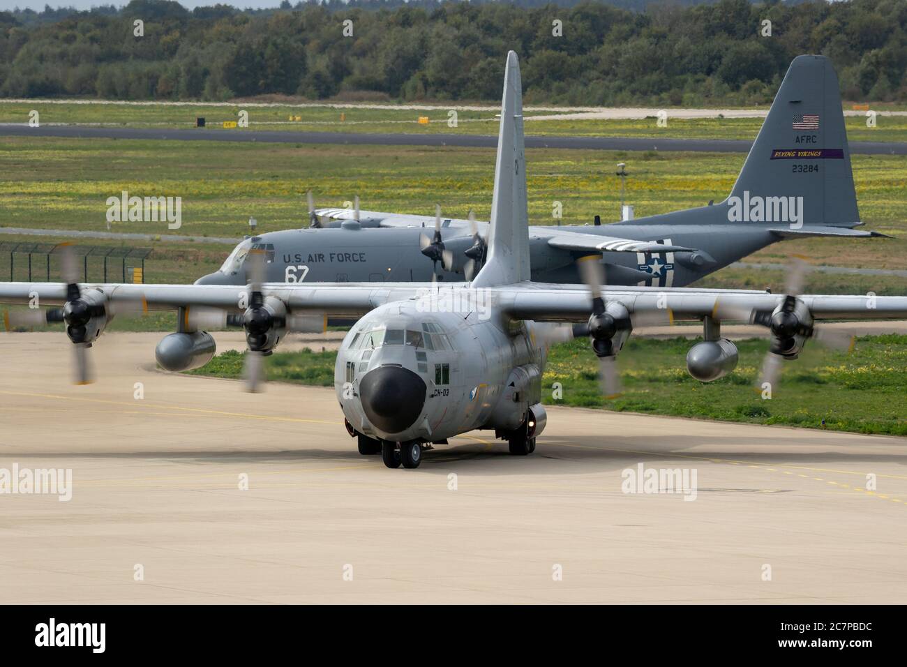 EINDHOVEN, PAESI BASSI - 22 GIUGNO 2018: Aviazione belga Lockheed C-130H Hercules aereo di trasporto tassare di fronte a un US Air Force C-130 a eind Foto Stock