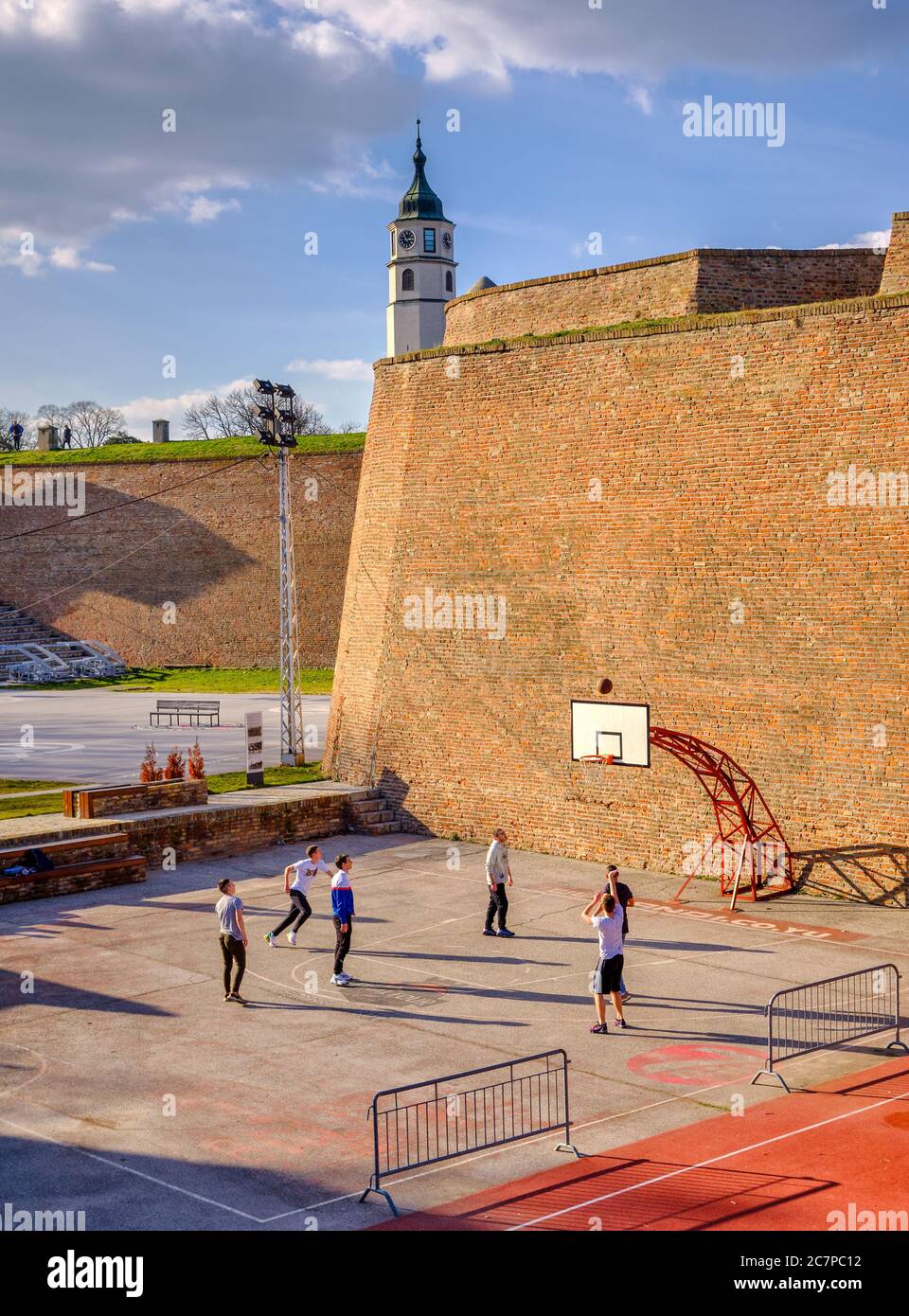 Belgrado / Serbia - 22 febbraio 2020: Adolescenti che giocano a basket nel campo di pallacanestro nella fortezza di Belgrado (parco Kalemegdan) Foto Stock