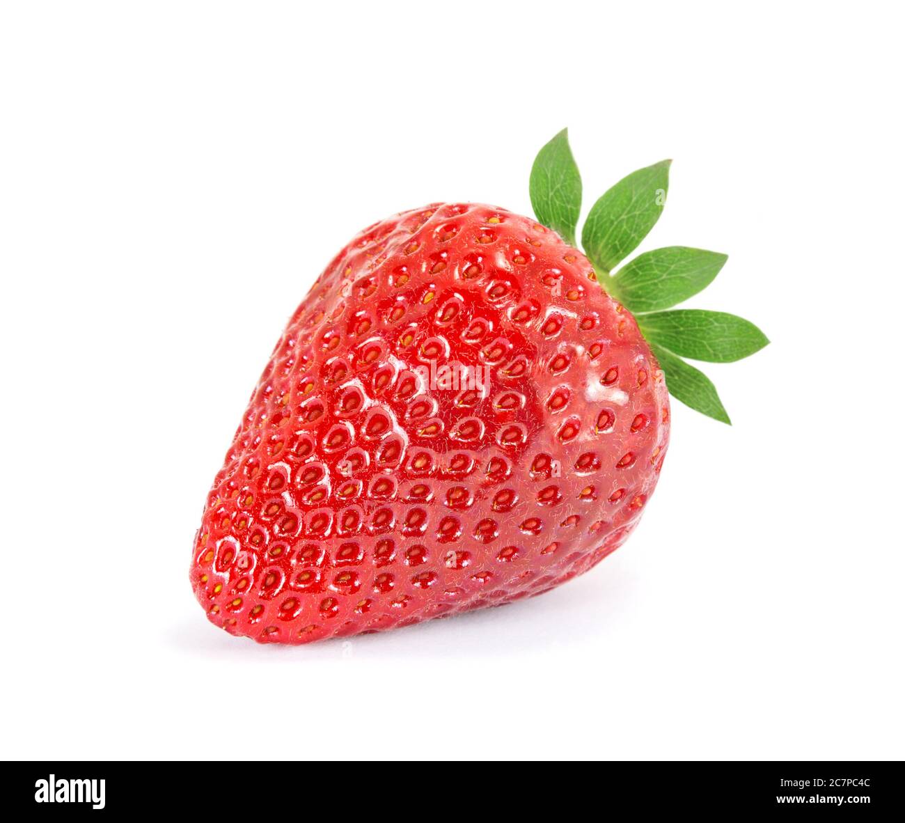 Fragola con foglie su sfondo bianco. Foto Stock