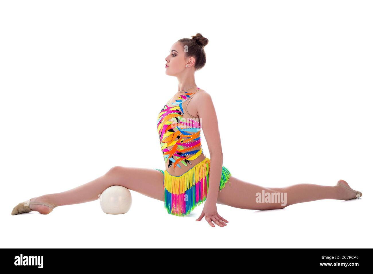 bella ginnastica sportiva donna facendo esercizi con palla isolata su sfondo bianco Foto Stock