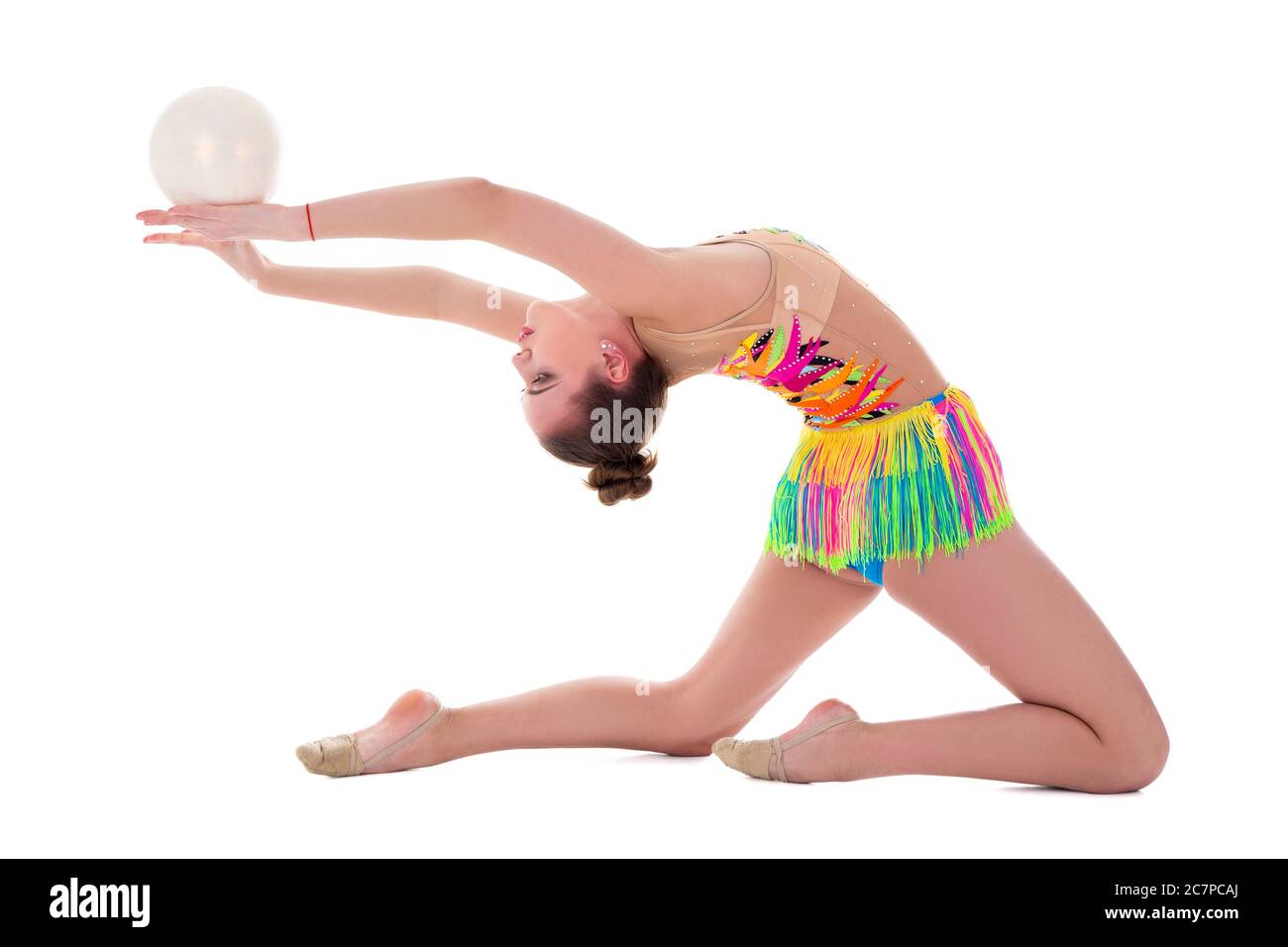 bella donna sportiva che fa ginnastica con palla isolata su sfondo bianco Foto Stock