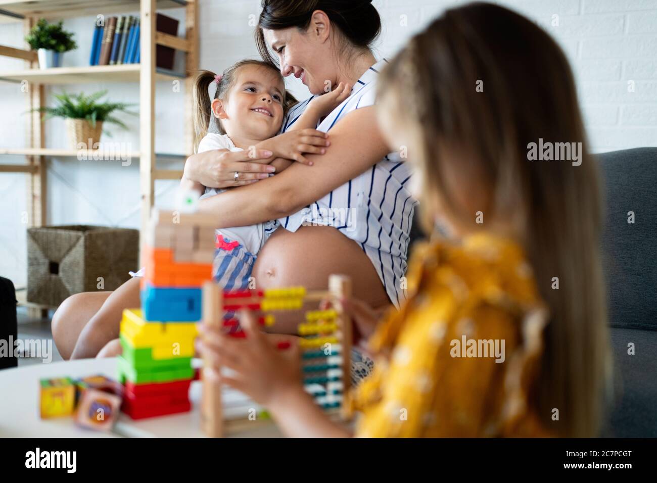 La famiglia felice avente tempi di divertimento a casa Foto Stock