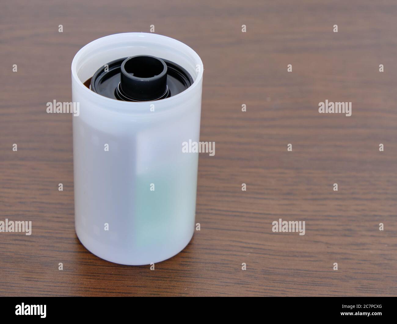 Un pacchetto di pellicole fotografiche negative da 135 mm a colori su un tavolo Foto Stock