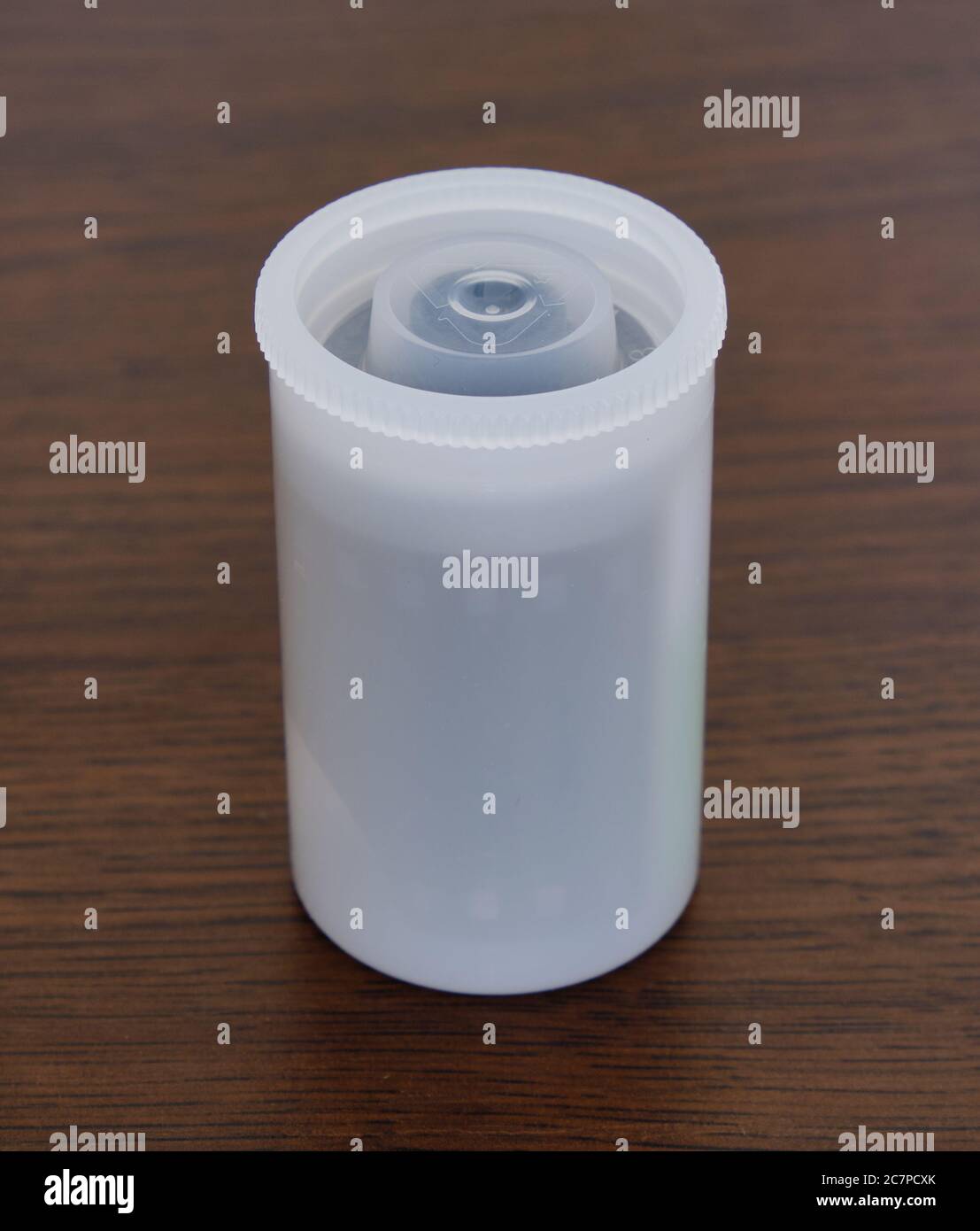 Un pacchetto di pellicole fotografiche negative da 135 mm a colori su un tavolo Foto Stock