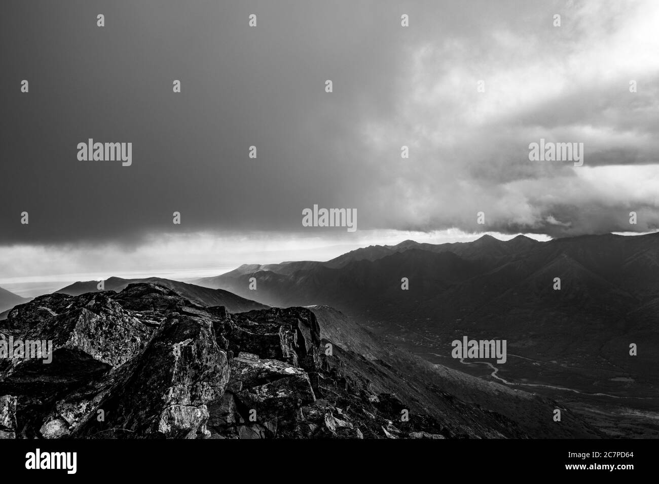 Vista oscura e cupa sulla colonna rocciosa di Harp Mountain Foto Stock