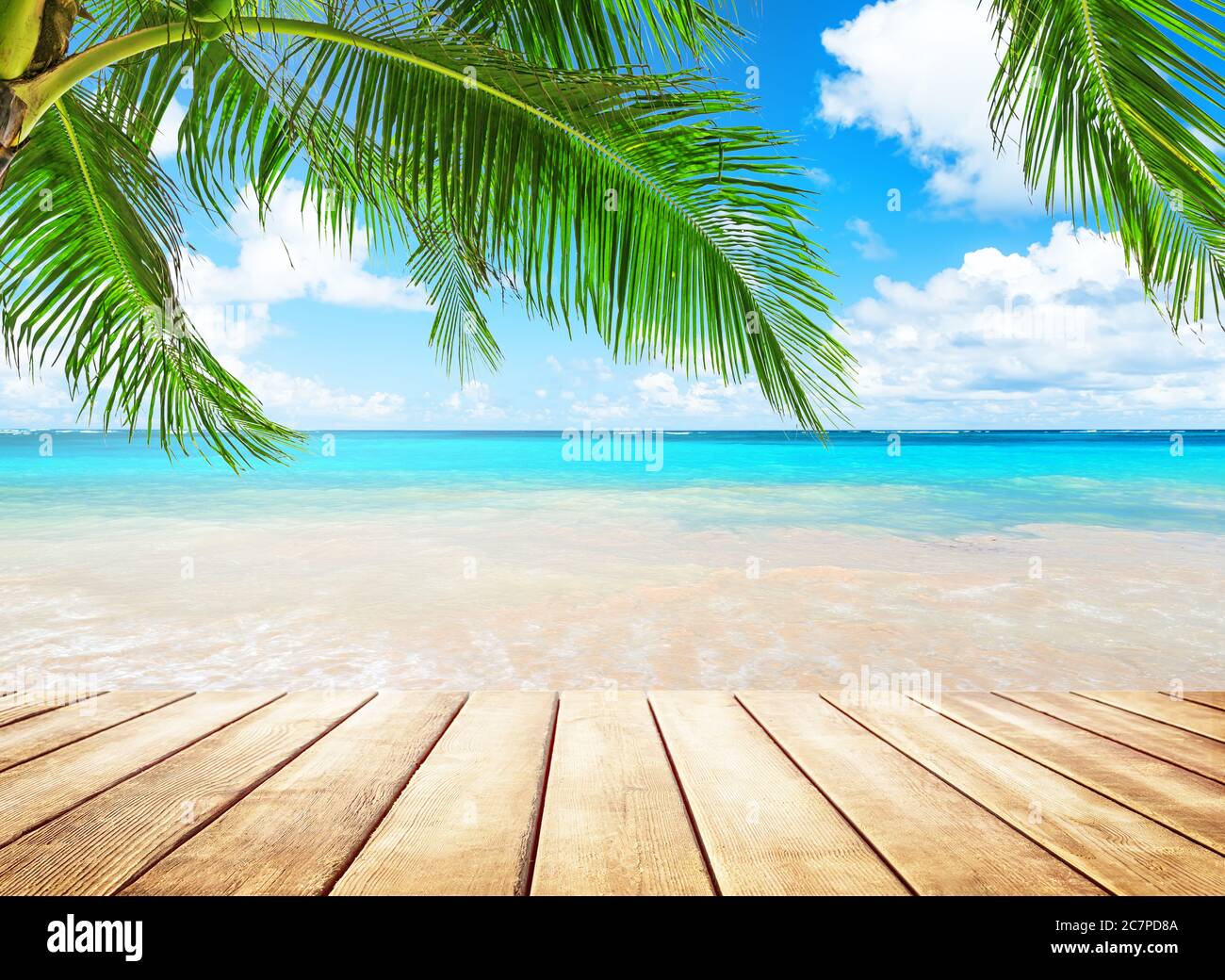 Palme da cocco contro il cielo blu e la bellissima spiaggia di Punta Cana, Repubblica Dominicana. Sfondo vacanze. Vista di un bel tropico Foto Stock