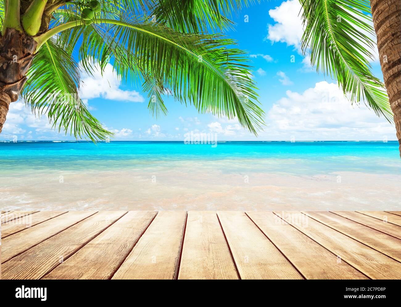 Palme da cocco contro il cielo blu e la bellissima spiaggia di Punta Cana, Repubblica Dominicana. Sfondo vacanze. Vista di un bel tropico Foto Stock