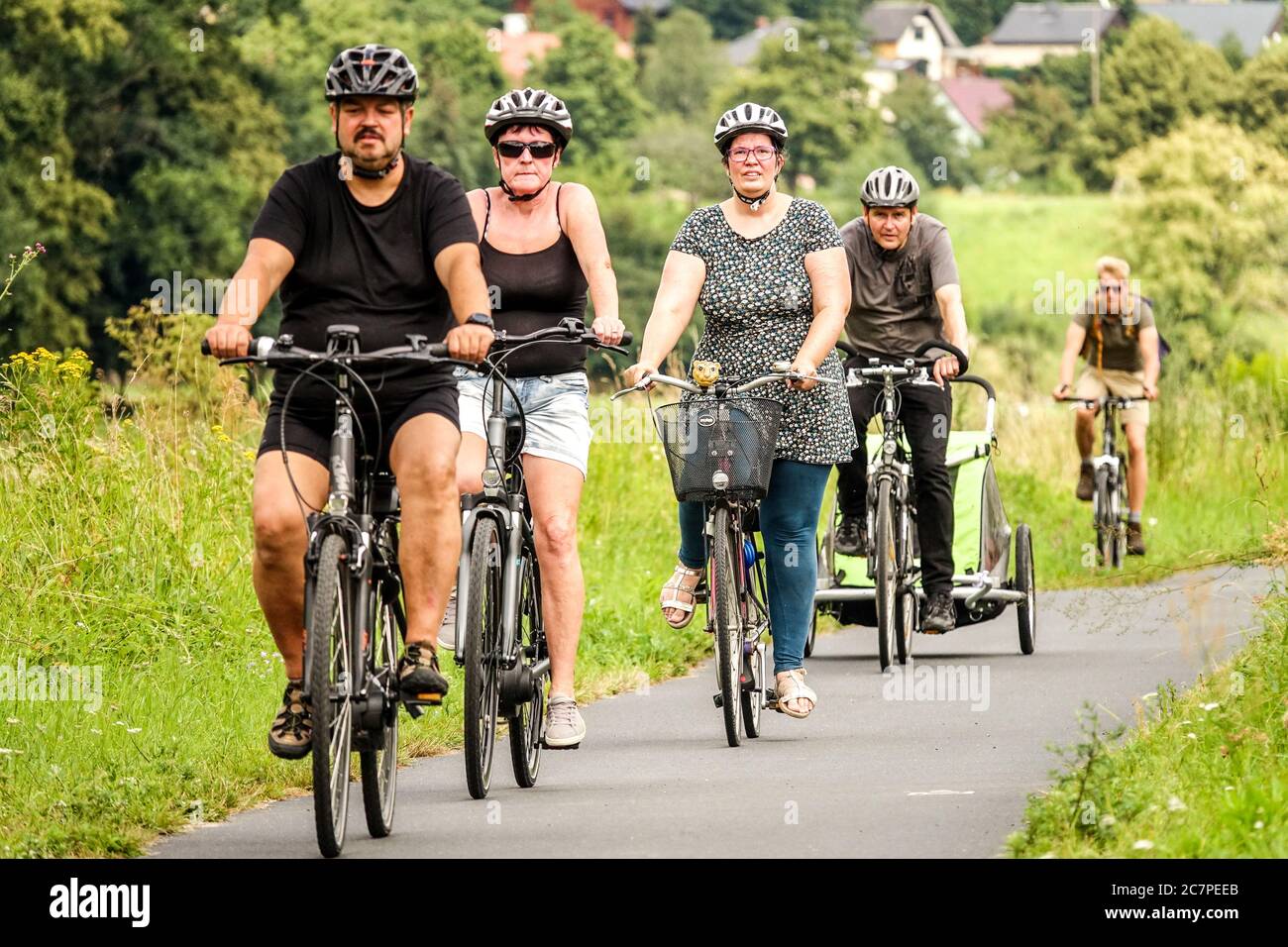 Gruppo di anziani persone amano andare in bicicletta Sassonia Germania vacanza europei anziani, anziani stile di vita sano anziani attivi Foto Stock