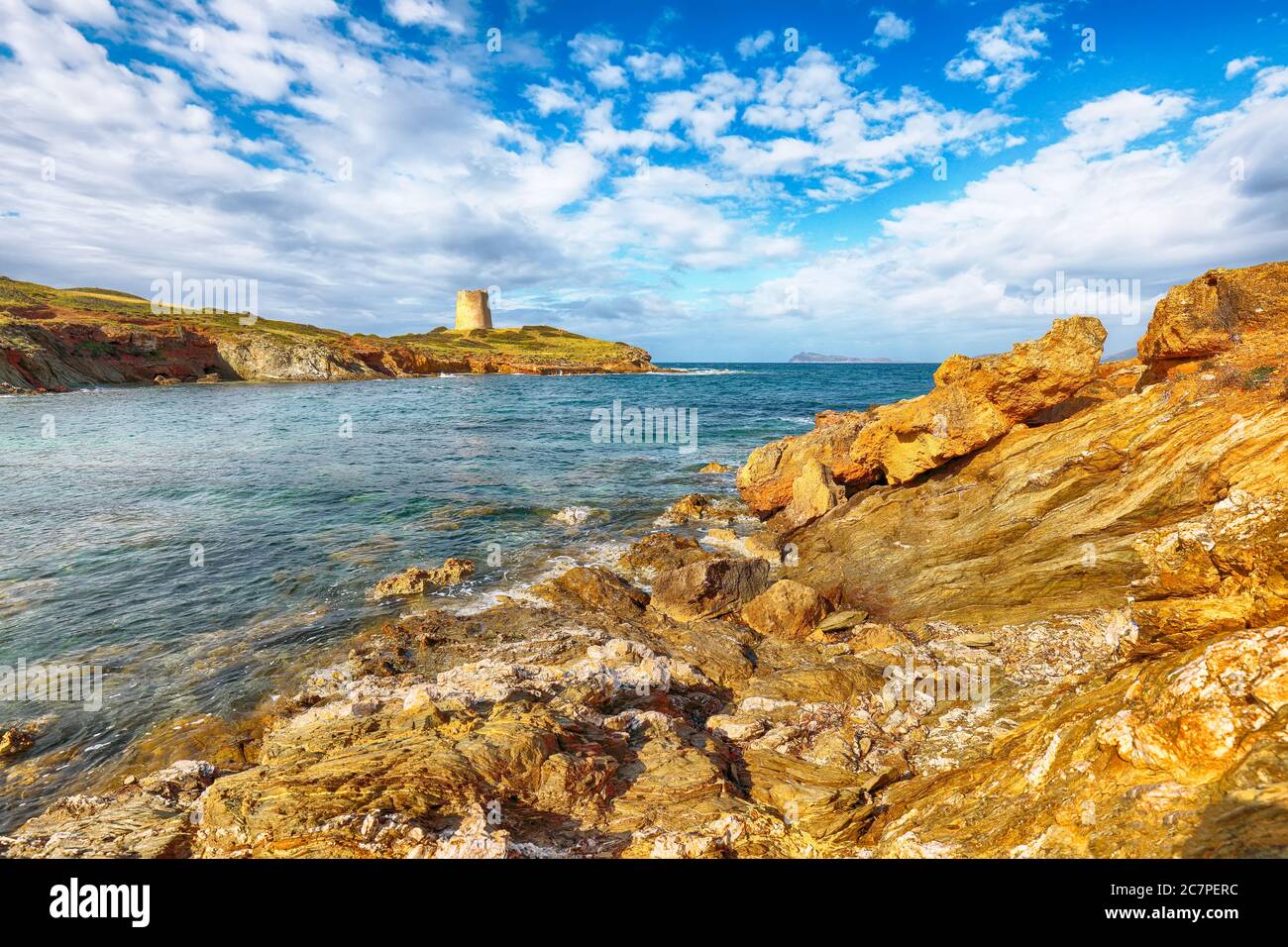 Splendida vista mattutina sulla baia di Piscinni con mare turchese e la famosa torre costiera di Piscinni. Bella stagione mediterranea. Località: Teulada Foto Stock