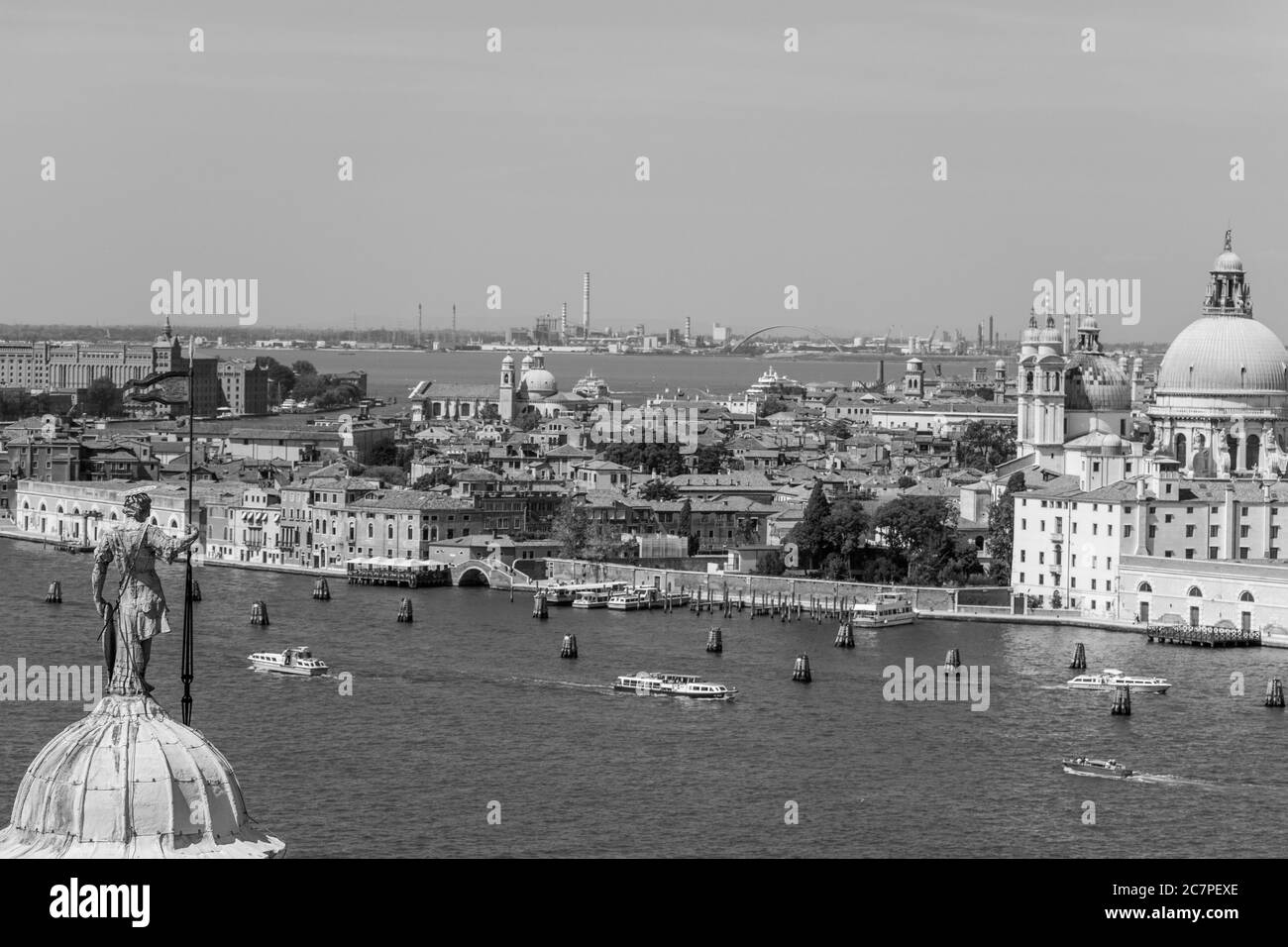 Vista mozzafiato in scala grigia della Chiesa di San Giorgio maggiore A Milano Foto Stock