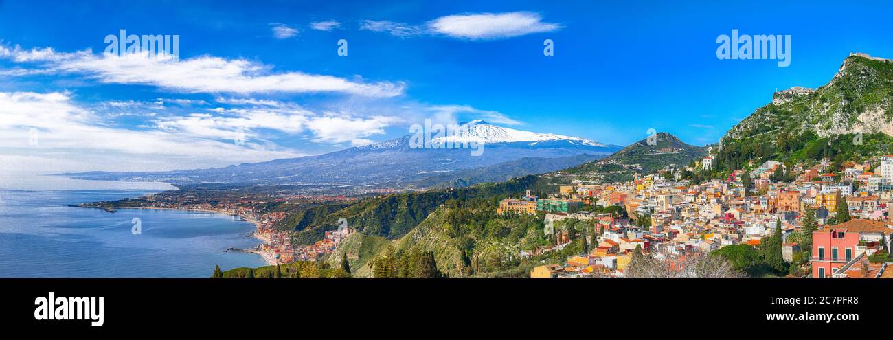 Acque blu acquamarine di mare vicino alle località di Taormina e al vulcano Etna. Baia Giardini-Naxos, costa del Mar Ionio, Taormina, Sicilia, Italia. Foto Stock