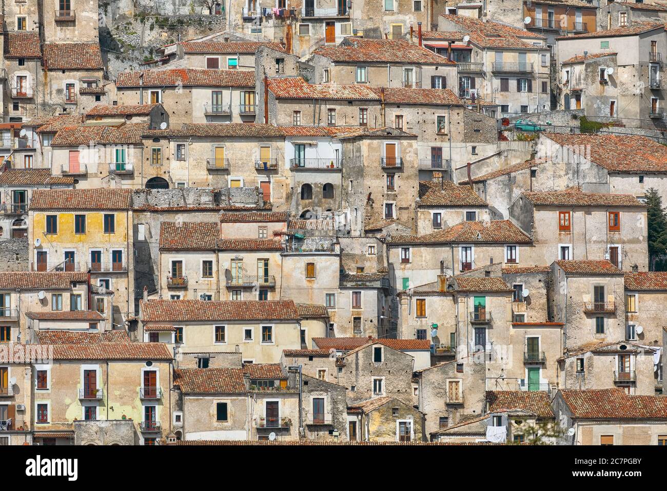 Vista di Morano Calabro. Vista detaile delle facciate. Uno dei borghi più belli (borgo medievale) della Calabria. Italia. Foto Stock