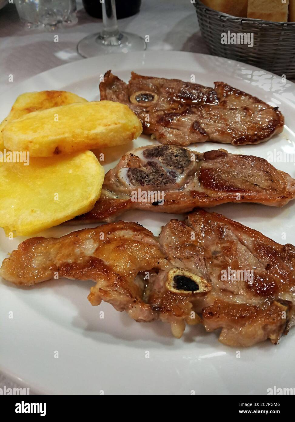 Chuletas de cordero con patatas Foto Stock