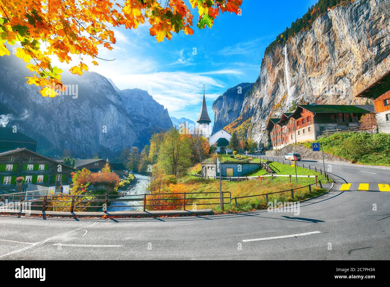 Splendida vista autunnale del villaggio di Lauterbrunnen con la cascata Staubbach e le Alpi svizzere sullo sfondo. Ubicazione: Lauterbrunnen villaggio, B Foto Stock