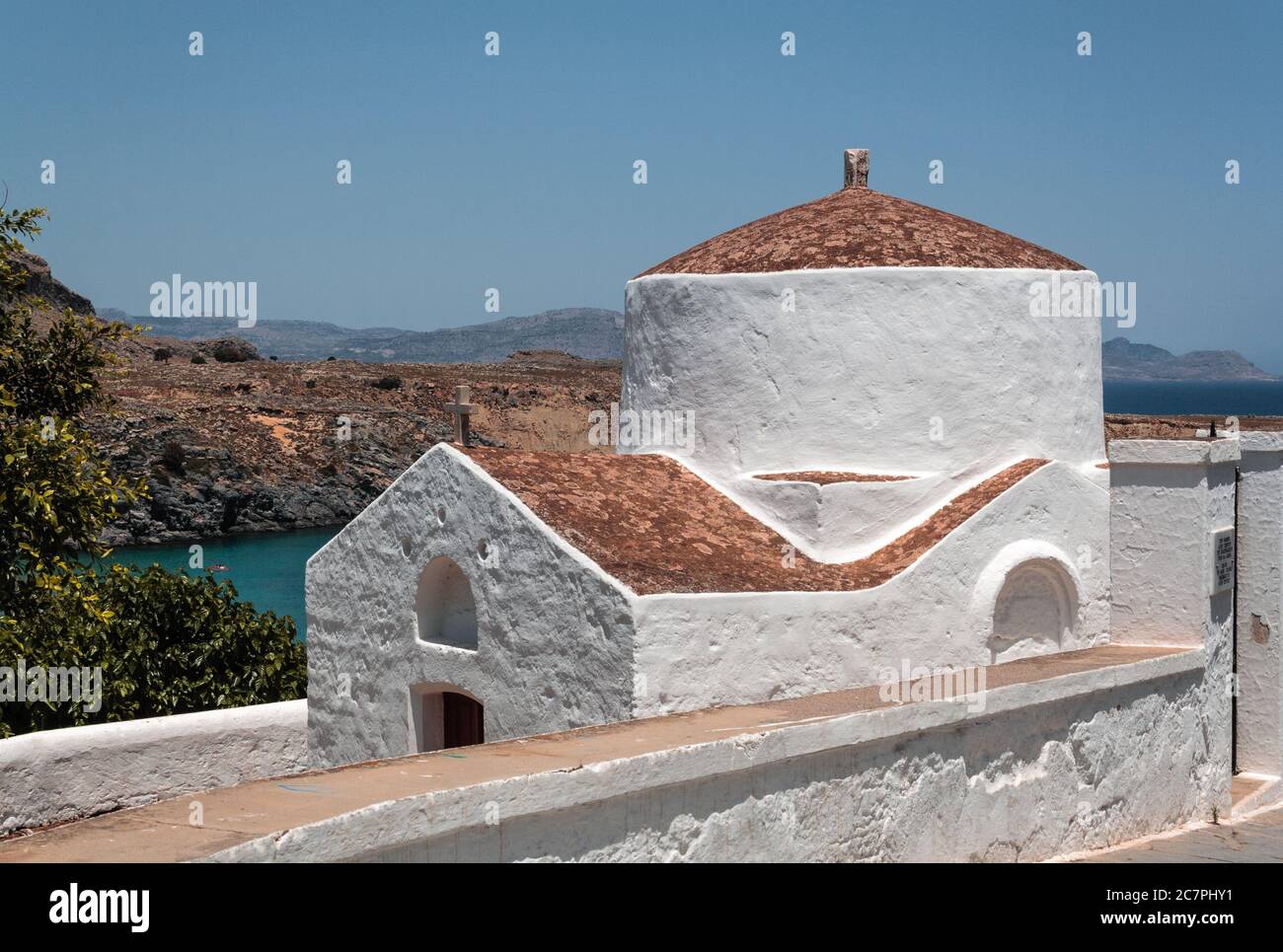 Piccola cappella greca dipinta di bianco nel villaggio di lindos sull'isola rodos in grecia Foto Stock