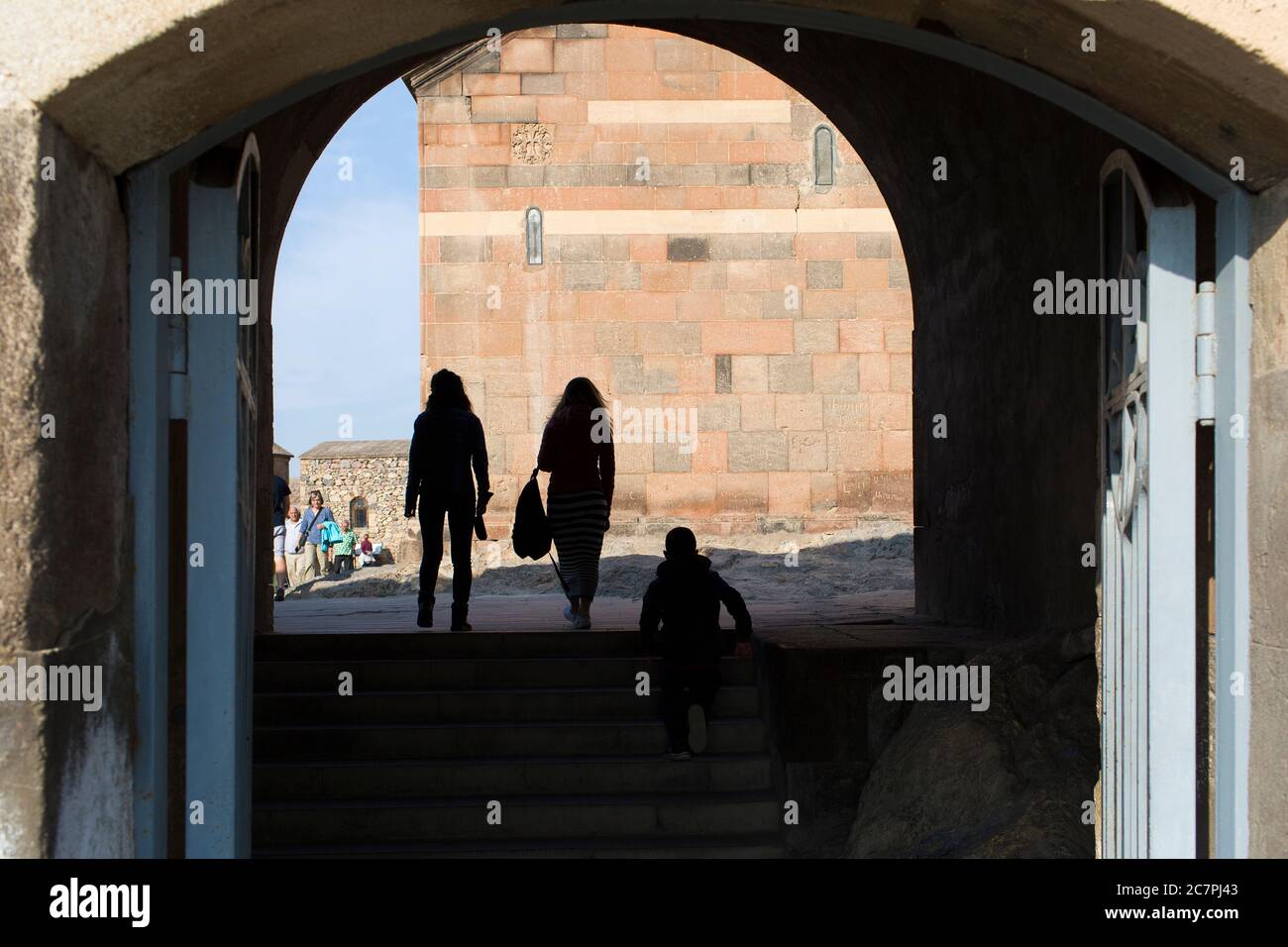I turisti e i visitatori sono guidati tour intorno all'interno di St. Astvatsatsin a Khor Virap, mentre i sacerdoti svolgono il loro lavoro quotidiano. Armenia Foto Stock