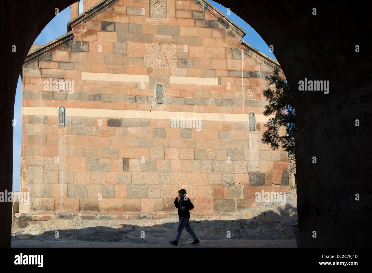 I turisti e i visitatori sono guidati tour intorno all'interno di St. Astvatsatsin a Khor Virap, mentre i sacerdoti svolgono il loro lavoro quotidiano. Armenia Foto Stock