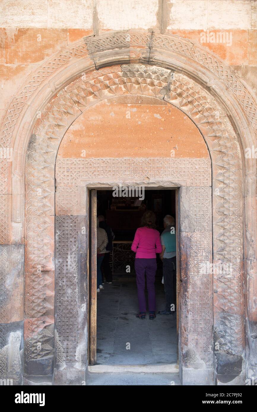 I turisti e i visitatori sono guidati tour intorno all'interno di St. Astvatsatsin a Khor Virap, mentre i sacerdoti svolgono il loro lavoro quotidiano. Armenia Foto Stock