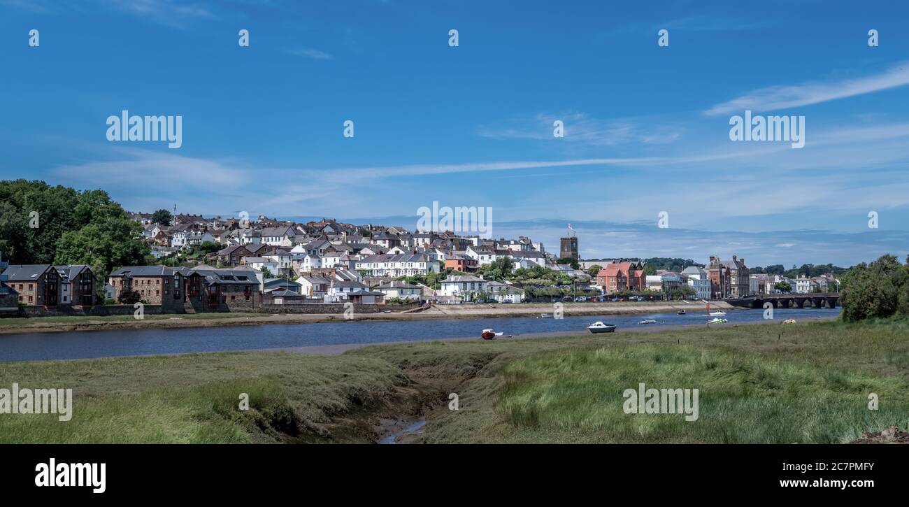 BIDEFORD, DEVON, UK - LUGLIO 12 2020: Panorama della città attraverso il fiume Torridge. Foto Stock