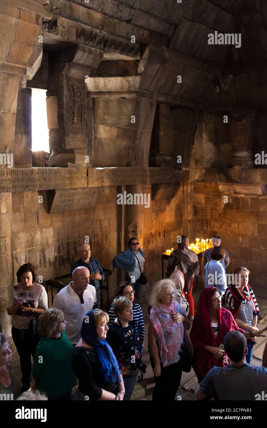 I turisti e i visitatori sono guidati tour intorno all'interno di St. Astvatsatsin a Khor Virap, mentre i sacerdoti svolgono il loro lavoro quotidiano. Armenia Foto Stock