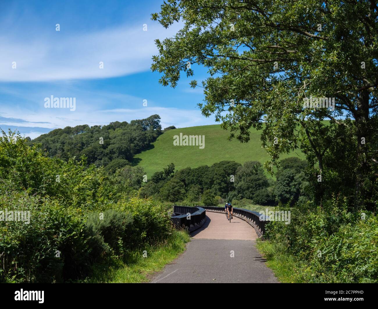 BIDEFORD, DEVON, UK - LUGLIO 12 2020: Ciclista che attraversa il ponte di ferro sul Tarka Trail. Foto Stock