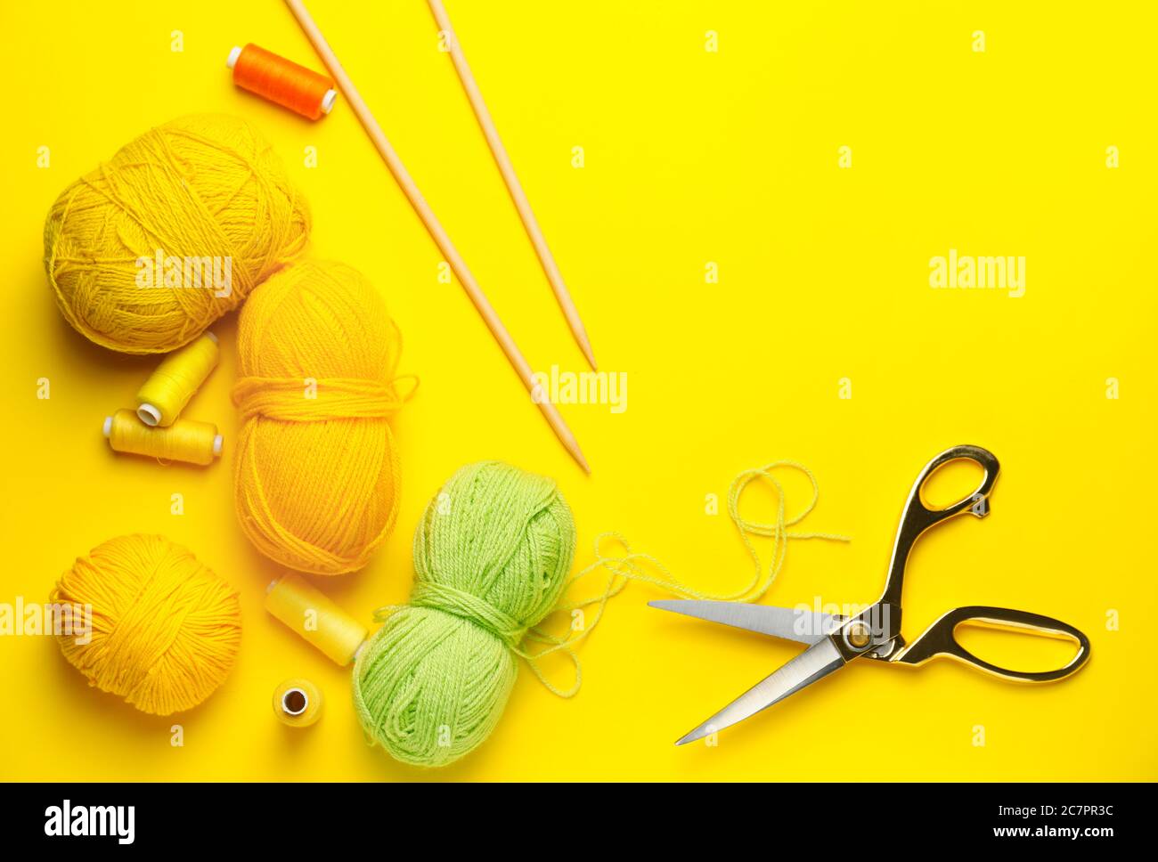 Forniture per cucire su sfondo a colori Foto Stock