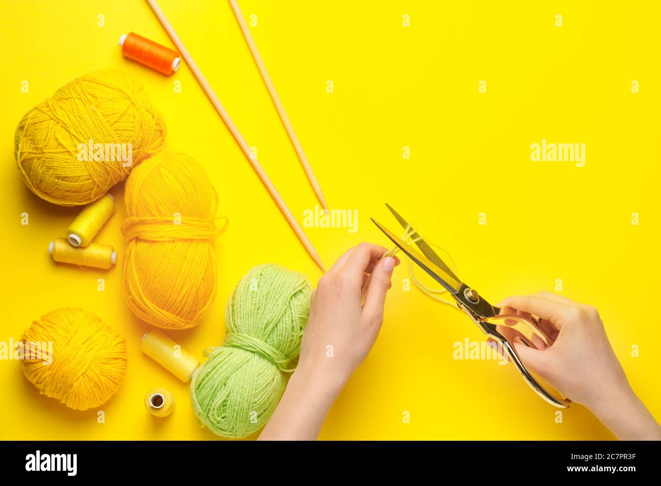 Donna taglio filo su sfondo a colori, vista dall'alto Foto Stock