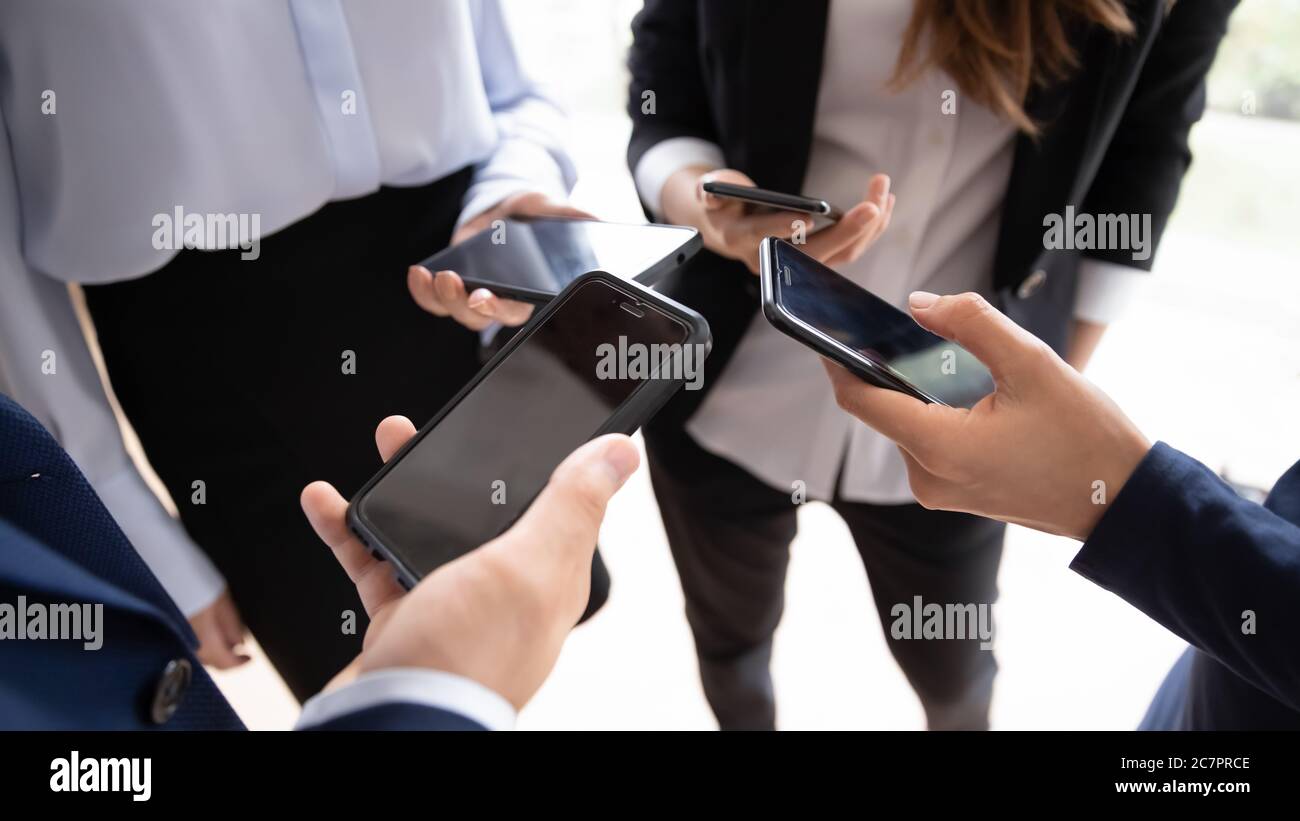 Primo piano su chi è in possesso di smartphone per le mani Foto Stock