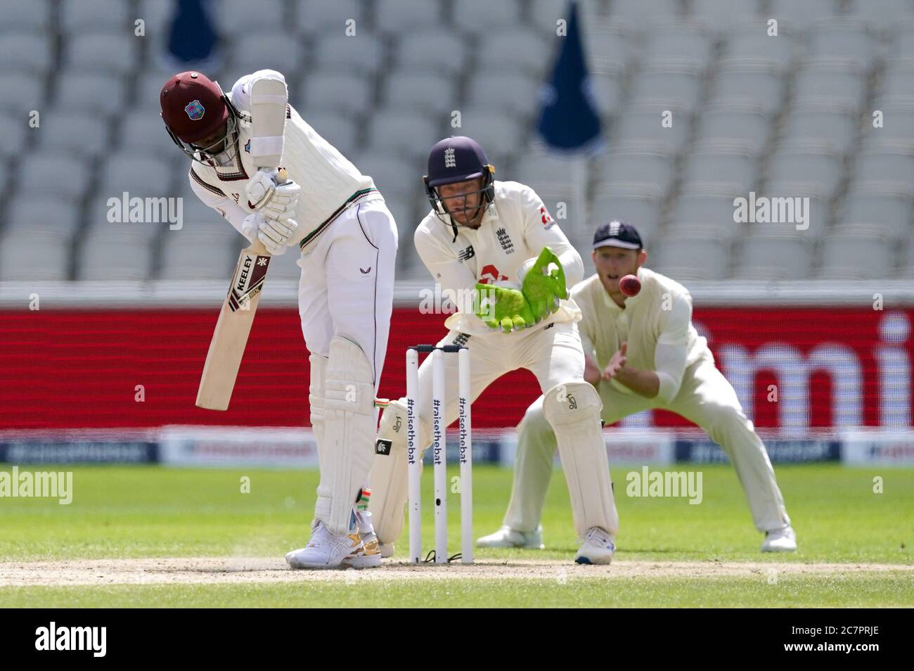 Alzarri Joseph delle Indie Occidentali viene catturato da Ollie Pope (non nella foto) fuori dal bowling di Dom Bess (non nella foto) durante il quarto giorno del secondo test a Emirates Old Trafford, Manchester. Foto Stock