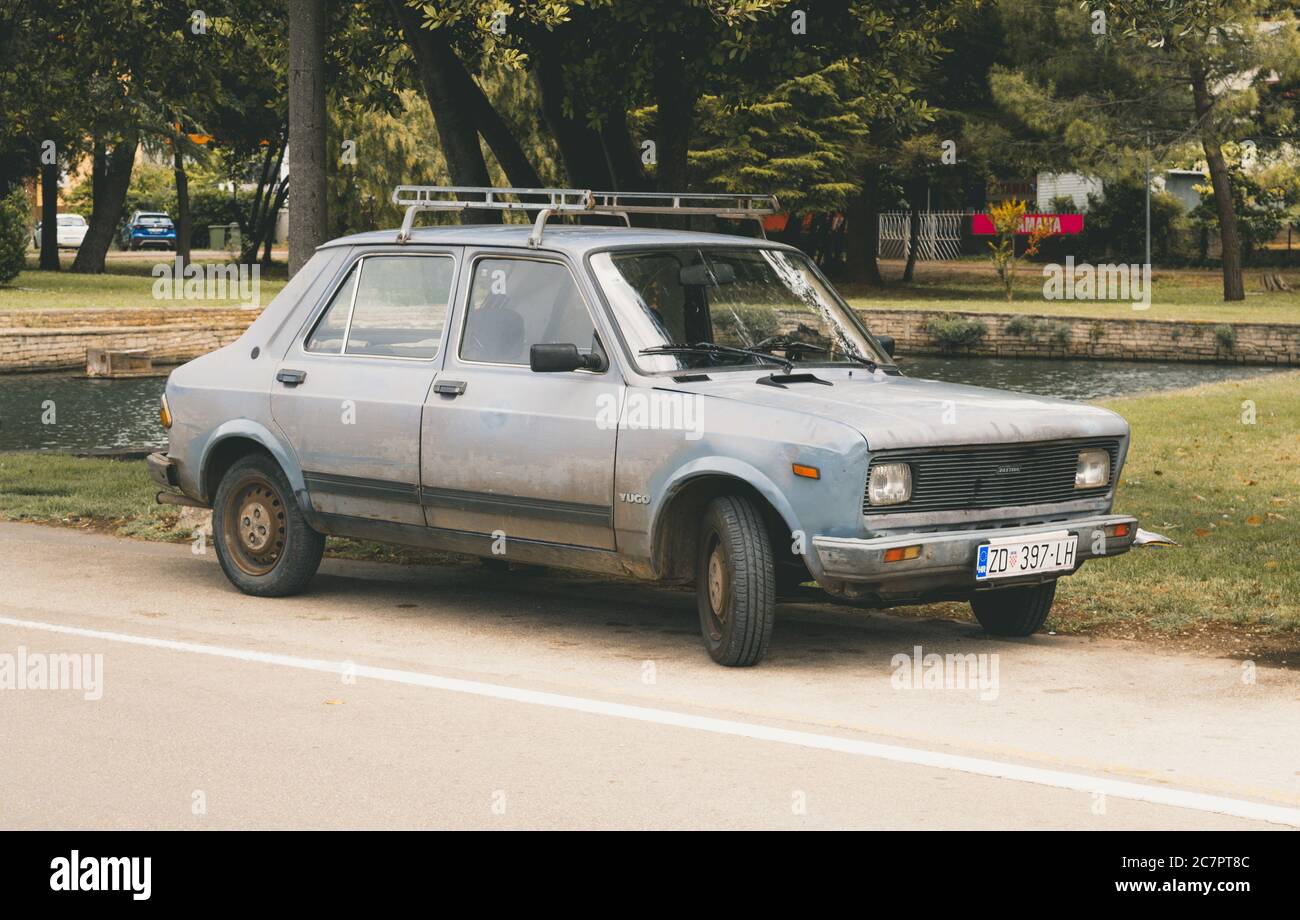 ZADAR, CROAZIA - 21 giu 2020: Zastava 128 è un'auto classica jugoslava realizzata sotto licenza Fiat negli anni '80 Foto Stock