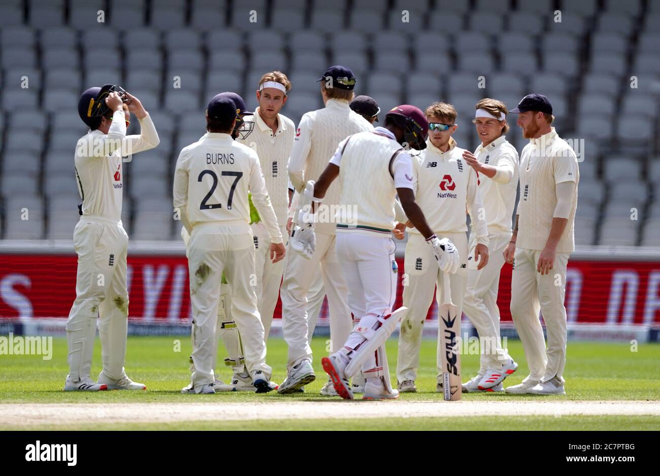 Dom Bess (terza destra) in Inghilterra celebra la presa del wicket di Alzarri Joseph delle Indie Occidentali con i suoi compagni di squadra durante il quarto giorno del secondo test a Emirates Old Trafford, Manchester. Foto Stock