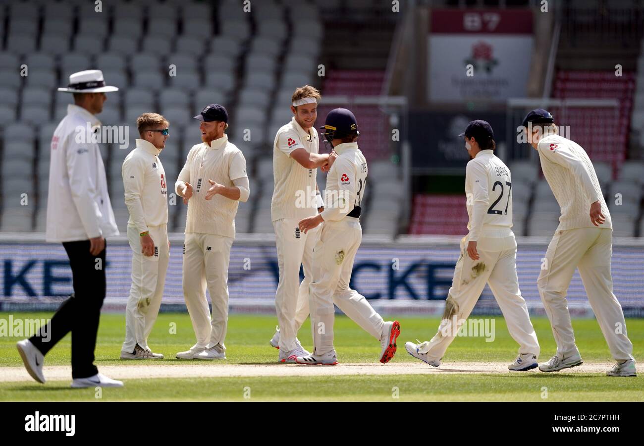 Il Dom Bess inglese (a sinistra) celebra la presa del wicket di Alzarri Joseph delle Indie Occidentali con i suoi compagni di squadra durante il quarto giorno del secondo test a Emirates Old Trafford, Manchester. Foto Stock
