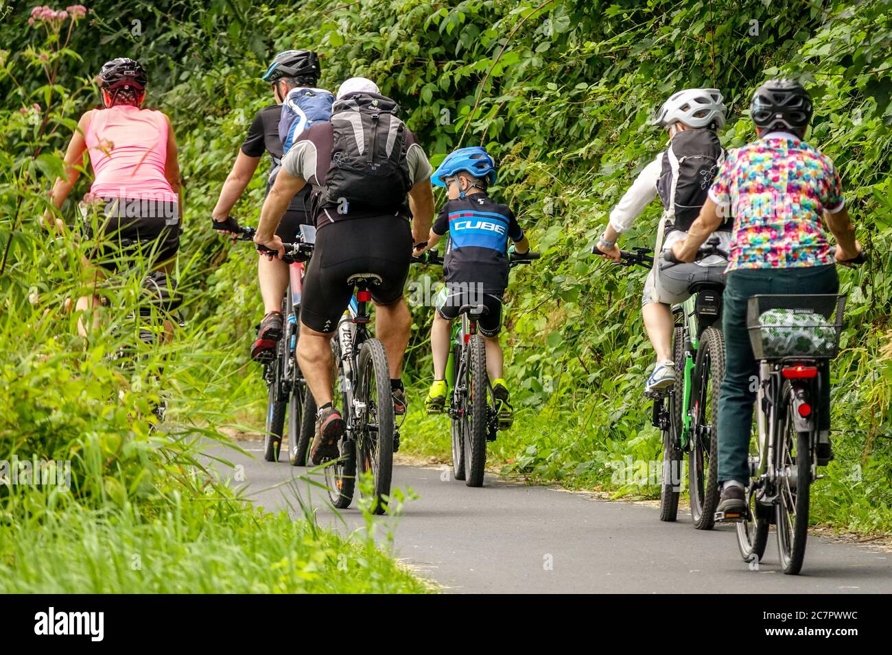 Motociclisti tedeschi su una pista ciclabile, gente di Elberwadeg Sassonia che si diverte a fare un giro nella natura Foto Stock