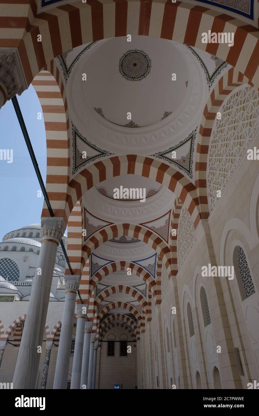 Un esempio del design squisito delle donne architetti della moschea di Camlica a Istanbul. Foto Stock