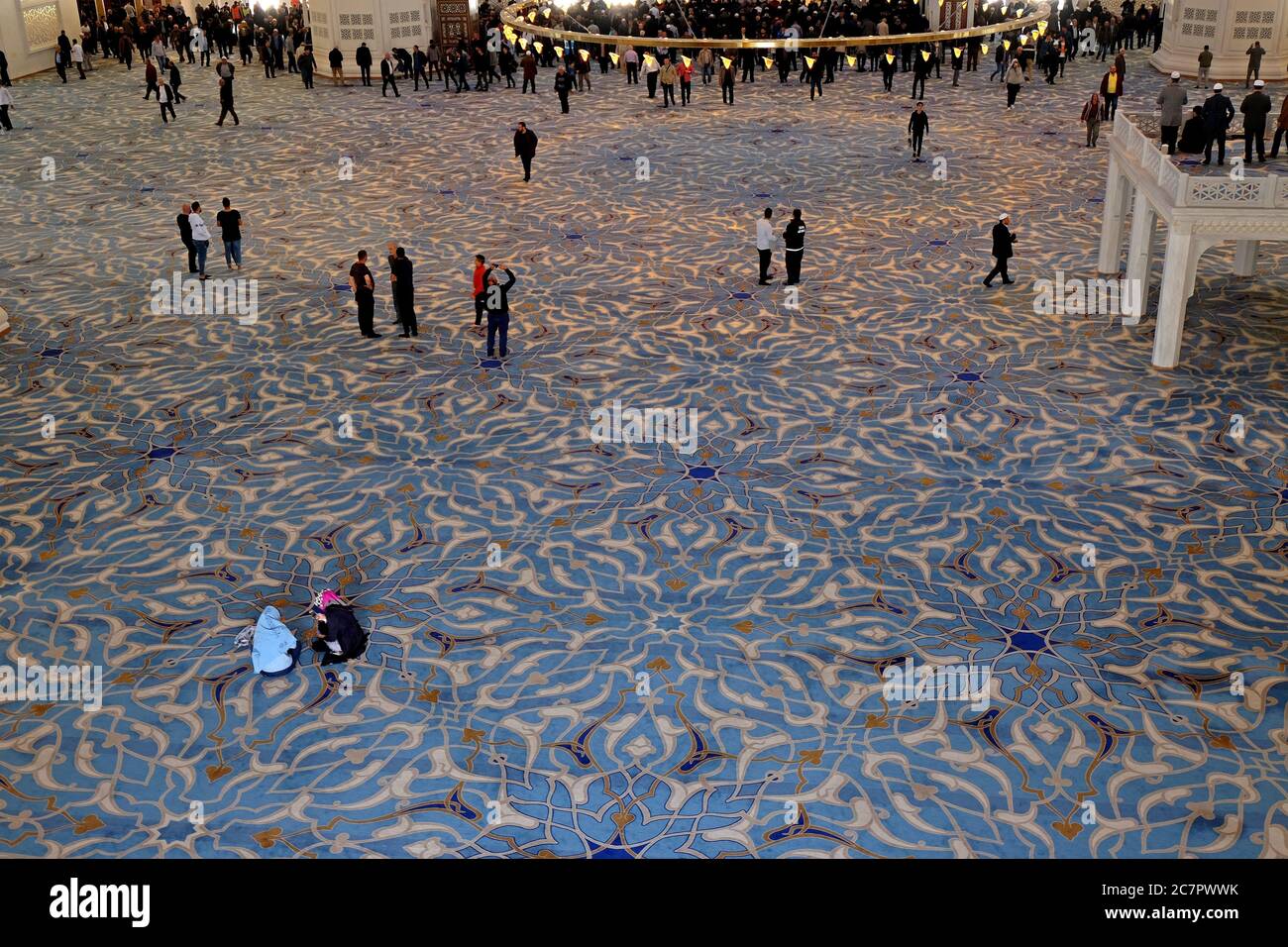 Luce dall'enorme lampadario getta anelli sul magnifico tappeto di Camlica Camii, Istanbul Foto Stock