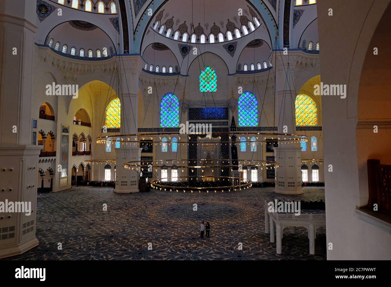 La luce splende attraverso le squisite vetrate colorate sulla gloriosa sala principale di preghiera rivestita di moquette di Camlica Camii a Istanbul. Foto Stock