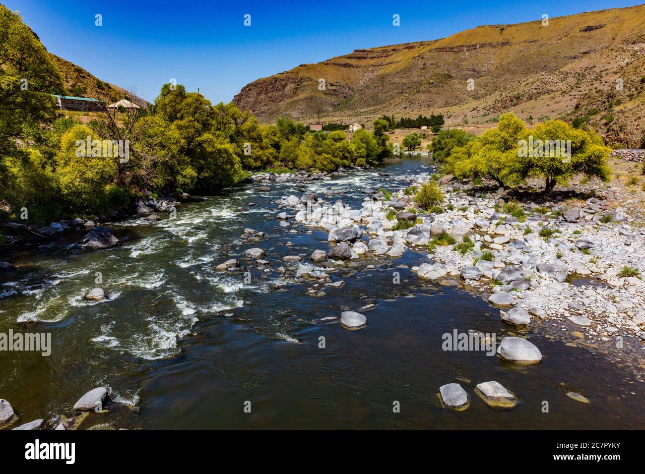 Paesaggio del fiume Kura vicino a Vardzia punto di riferimento della regione di Samtskhe Javakheti Georgia Europa orientale Foto Stock