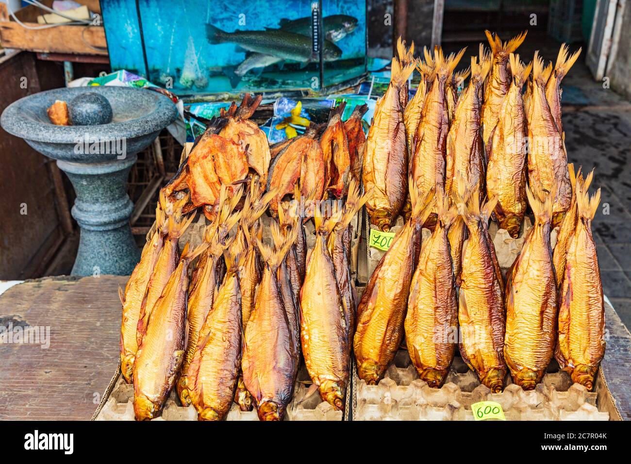 Pesce affumicato su stalla Myakowski mercato di strada simbolo di Gyumri Shirak Armenia Europa orientale Foto Stock