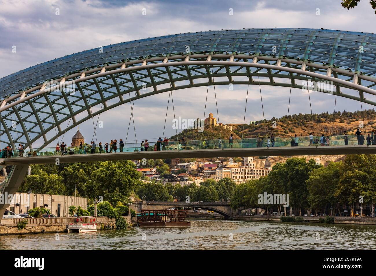 Tbilisi , Georgia - 25 agosto 2019 : persone turistiche sul ponte della pace punto di riferimento di Tbilisi Georgia capitale Europa orientale Foto Stock