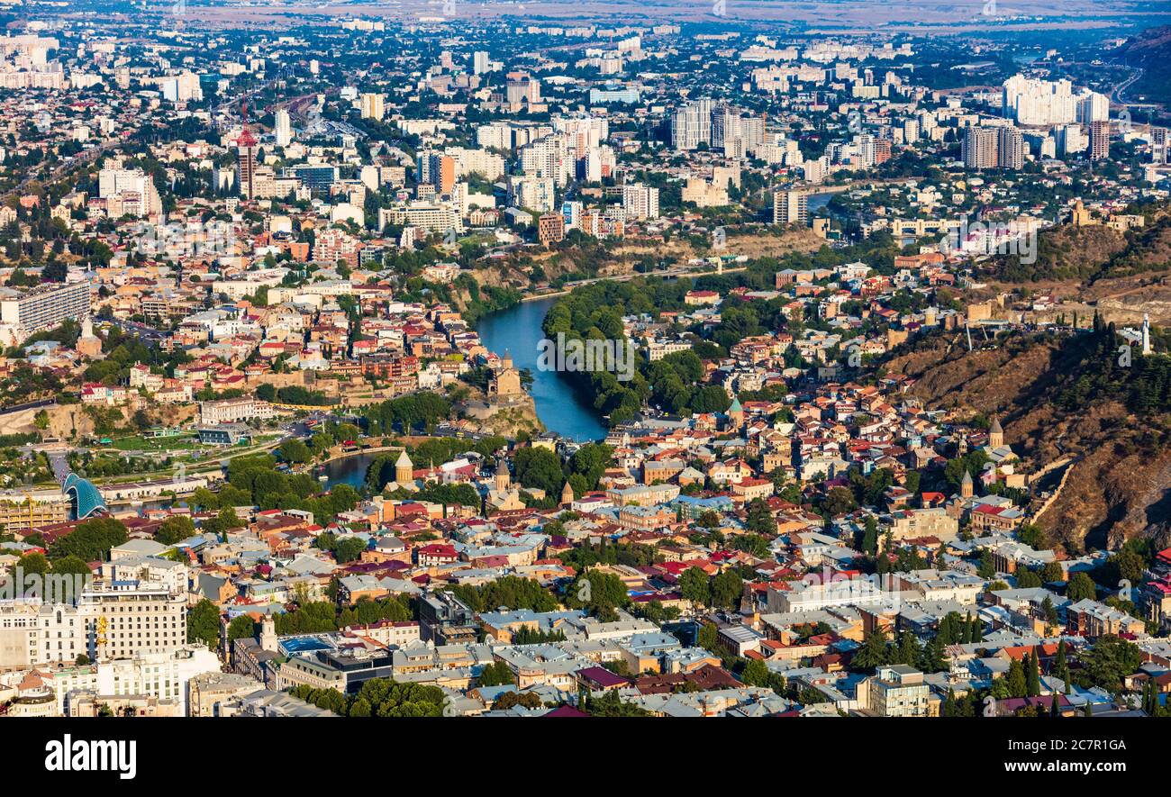 Vista dello skyline del centro storico di Tbilisi con vista sul fiume Kura, punto di riferimento dell'Europa Foto Stock