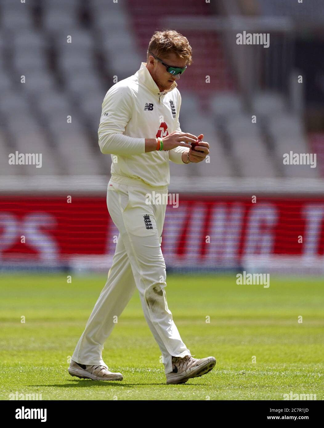 Il Dom Bess inglese si prepara a ciotolarsi durante il quarto giorno del secondo test a Emirates Old Trafford, Manchester. Foto Stock