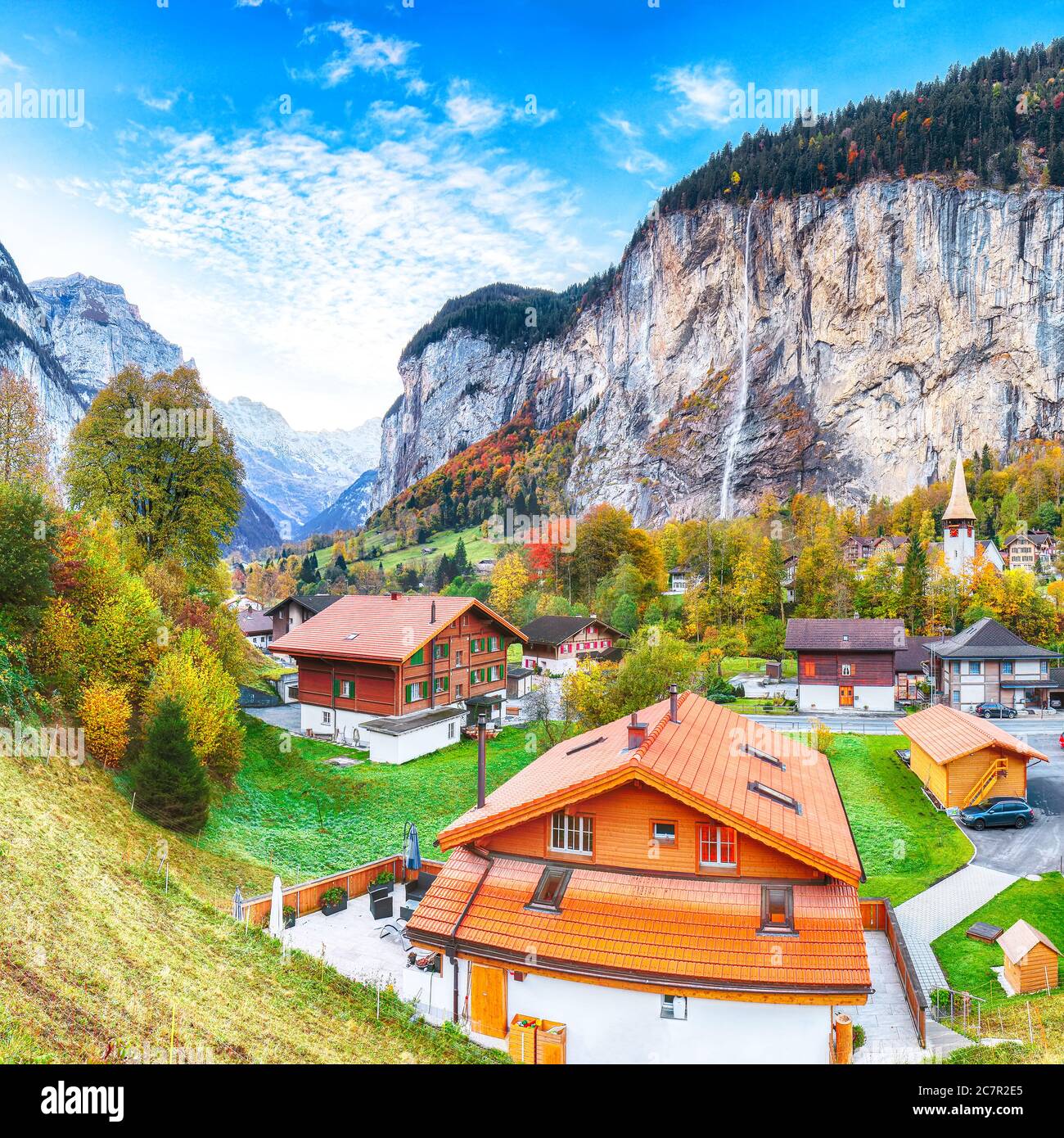 Vista mozzafiato sulla valle di Lauterbrunnen con la splendida cascata di Staubbach e le Alpi svizzere sullo sfondo. Ubicazione: Lauterbrunnen villaggio, Foto Stock