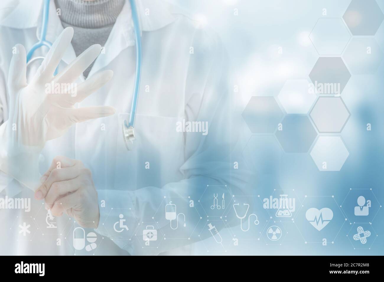 Primo piano medico indossando guanti isolati su Health Care icona modello innovazione medica concetto di sfondo design. Foto Stock