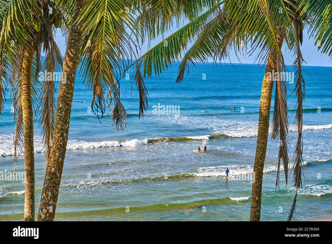 Praticante turistico surf sulla spiaggia di Lakshawaththa vicino Matara Sri Lanka sud antico Ceylon Foto Stock