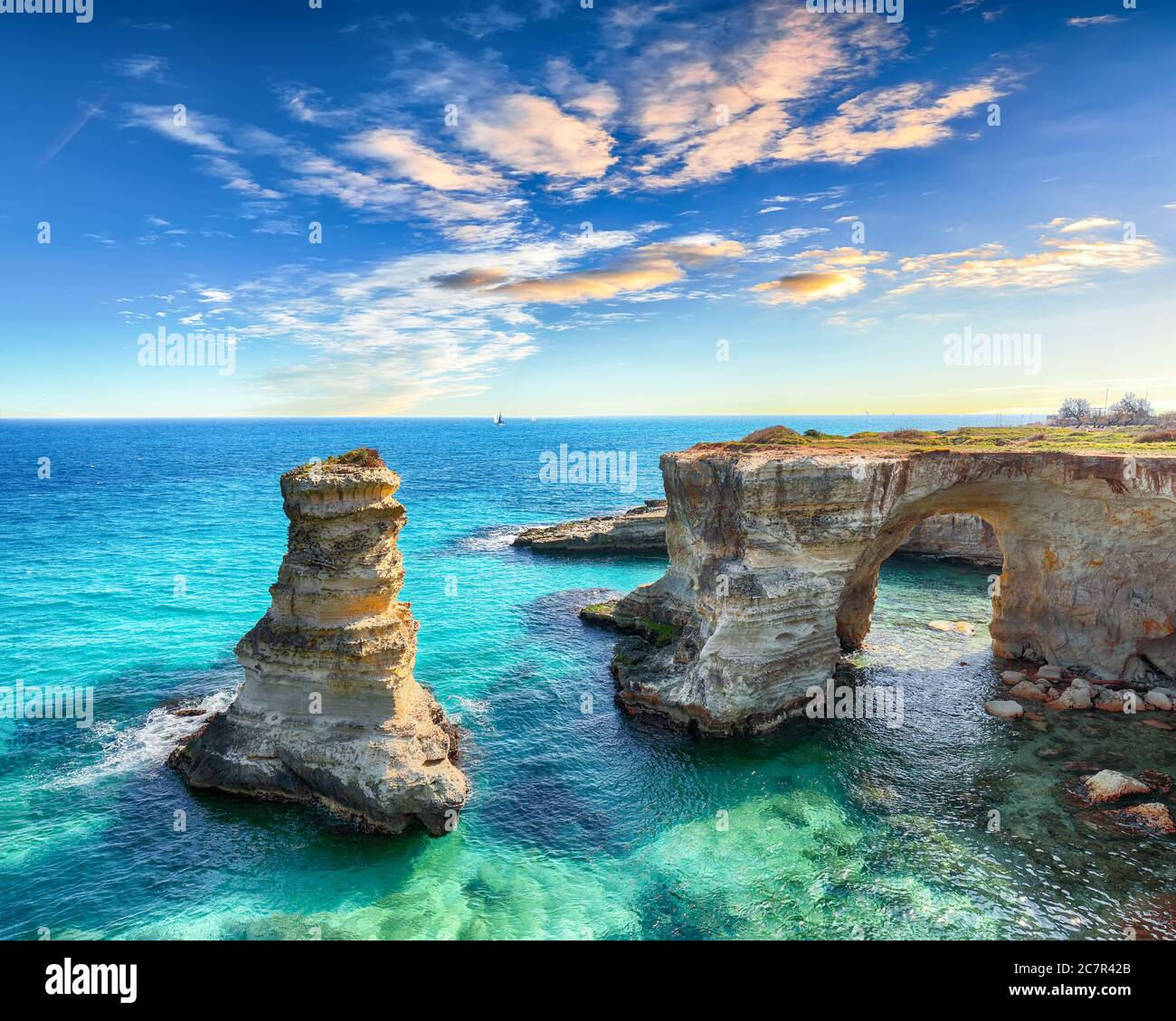 Pittoresco mare con scogliere, arco roccioso a Torre Sant Andrea, Costa Salento, Puglia, Italia Foto Stock