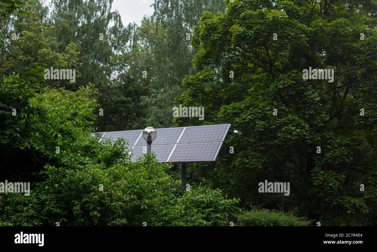 Pannello energia solare nel parco pubblico. Moderna fonte di energia rinnovabile Foto Stock